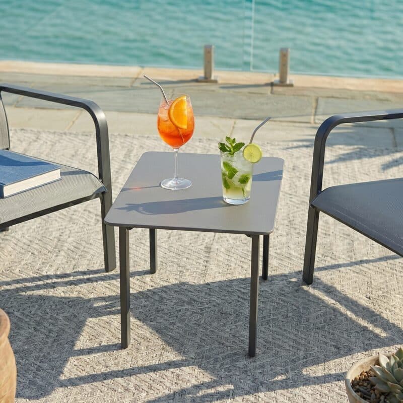 Jati&Kebon "Dransy" Loungetisch, Aluminium eisengrau, 70x50 cm (Bild KI-generiert)