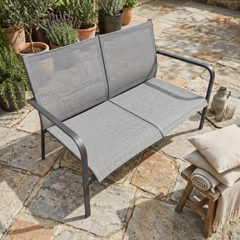 Jati&Kebon "Dransy" Loungesofa, Aluminium eisengrau, Textilgewebe silbergrau (Bild KI-generiert)