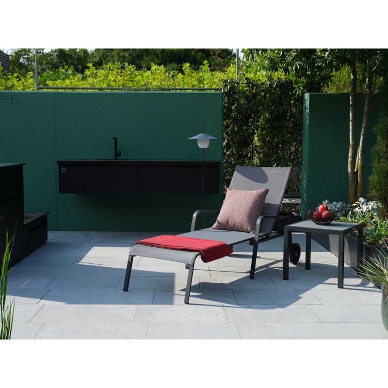 Jati&Kebon "Dransy" Sonnenliege, Aluminium eisengrau, Textilgewebe silbergrau mit Beistelltisch "Nova"