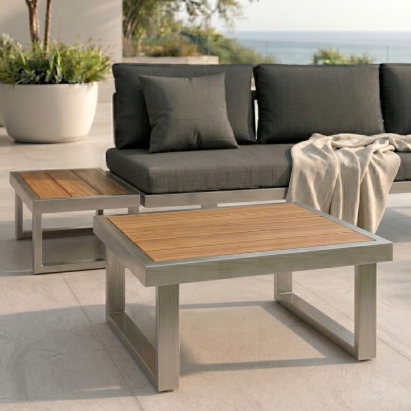 Jati&Kebon "Rao" Beistelltisch, Gestell Edelstahl, Tischplatte Teak, Größe 70x70 cm und 70x42 cm (Bild KI-generiert)