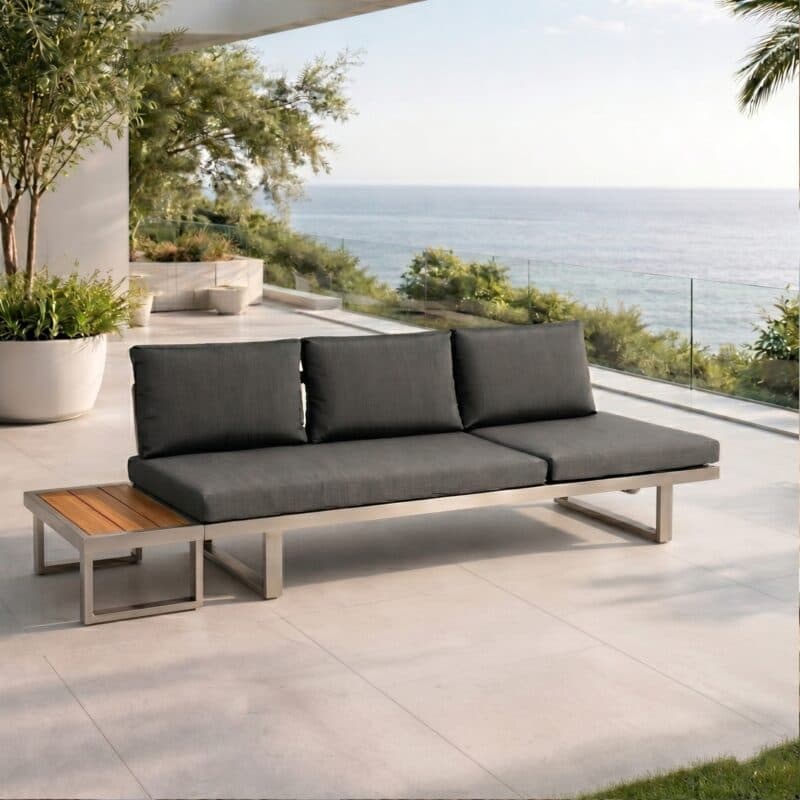 Jati&Kebon "Rao" Loungesofa, Gestell Edelstahl gebürstet, Polster Natté Sooty mit Beistelltisch 70x42 cm, Teakplatte (Bild KI-generiert)