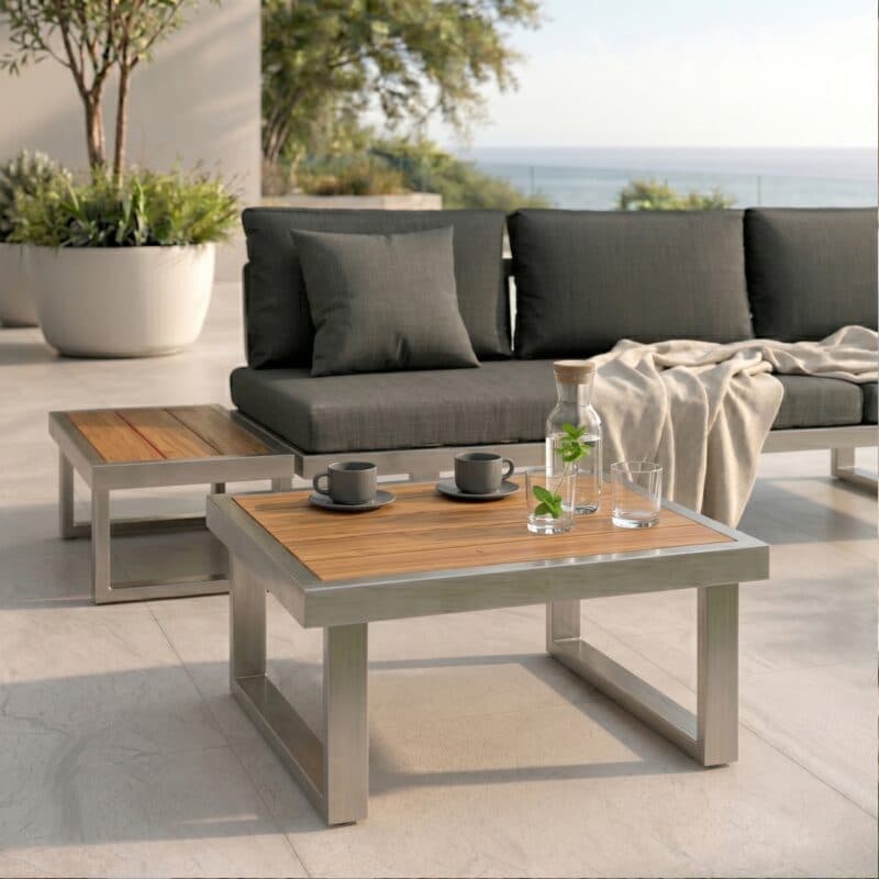 Jati&Kebon "Rao" Loungesofa, Gestell Edelstahl gebürstet, Polster Natté Sooty mit Beistelltischen 70x42 cm und 70x70 cm, Teakplatte (Bild KI-generiert)
