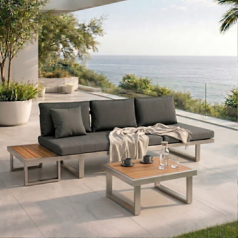 Jati&Kebon "Rao" Loungesofa, Gestell Edelstahl gebürstet, Polster Natté Sooty mit Beistelltischen 70x42 cm und 70x70 cm, Teakplatte (Bild KI-generiert)