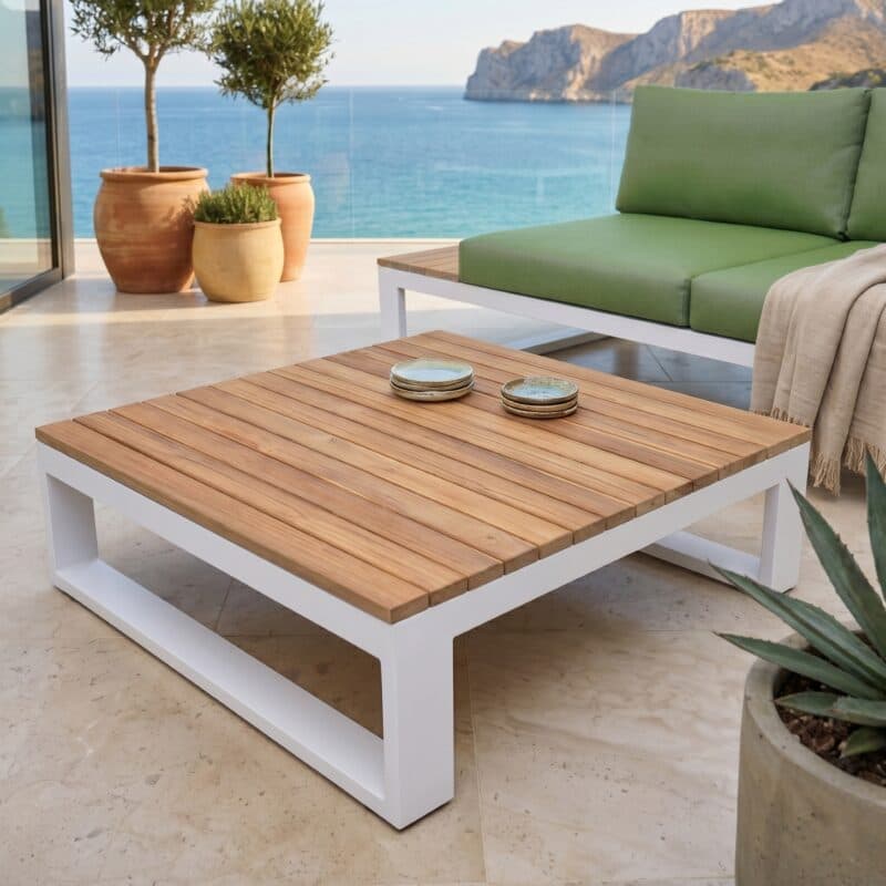 Jati&Kebon "Virginia" Loungetisch, Gestell Aluminium weiß mit Teak, 85x85 cm (Bild KI-generiert)