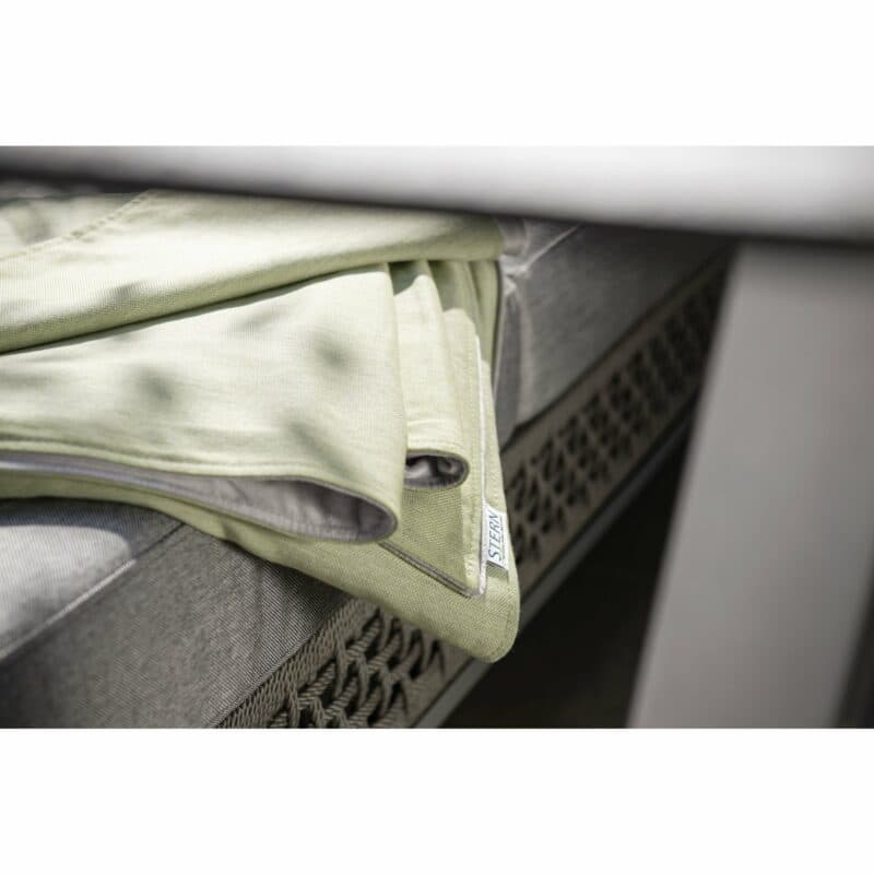 Stern Kuscheldecke 156x200 cm, Vorderseite farngrün 100% Polyacryl, Rückseite hellgrau 100% Polyester