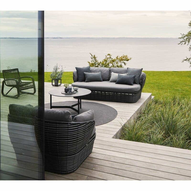 Cane-line "Basket" Loungeserie, Geflecht graphite, AirTouch-Kissen grey mit Loungetisch "Twist"