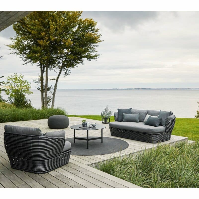 Cane-line "Basket" Loungeserie, Geflecht graphite, AirTouch-Kissen grey mit Loungetisch "Twist" und Hocker "Circle"