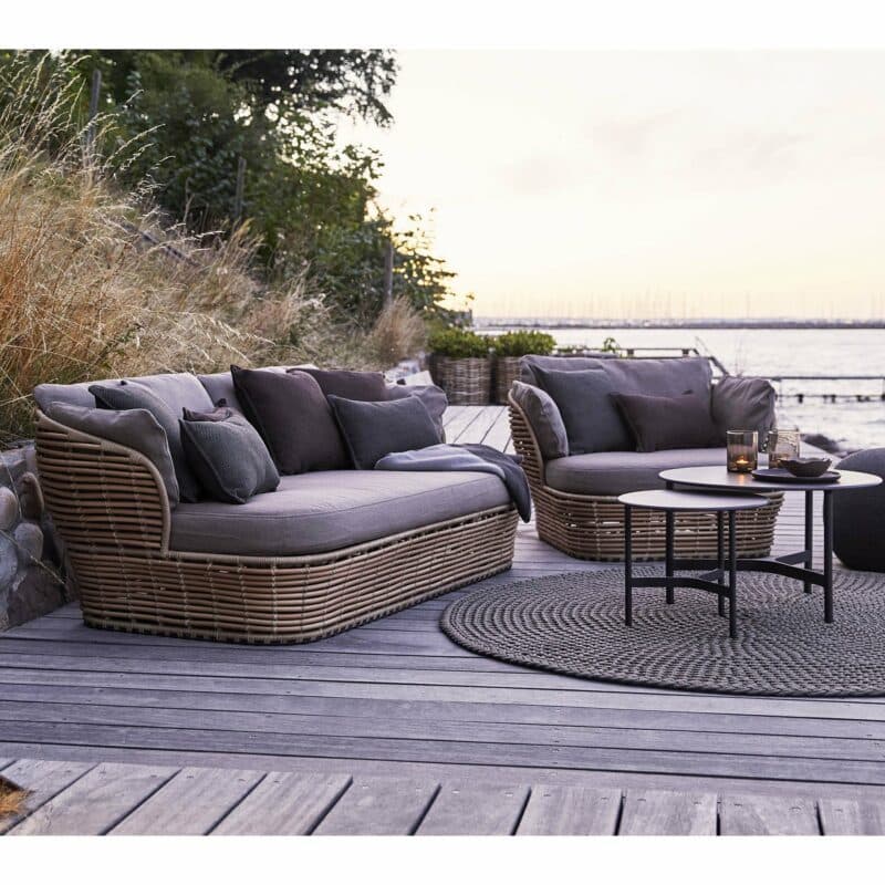 Cane-line "Basket" Loungeserie, Geflecht natural, AirTouch-Kissen taupe mit Loungetisch "Twist"