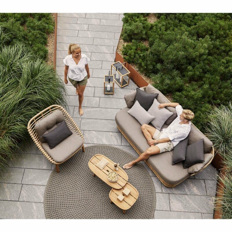 Cane-line "Basket" Loungeserie, Geflecht natural, AirTouch-Kissen taupe mit "Royal" Beistelltische