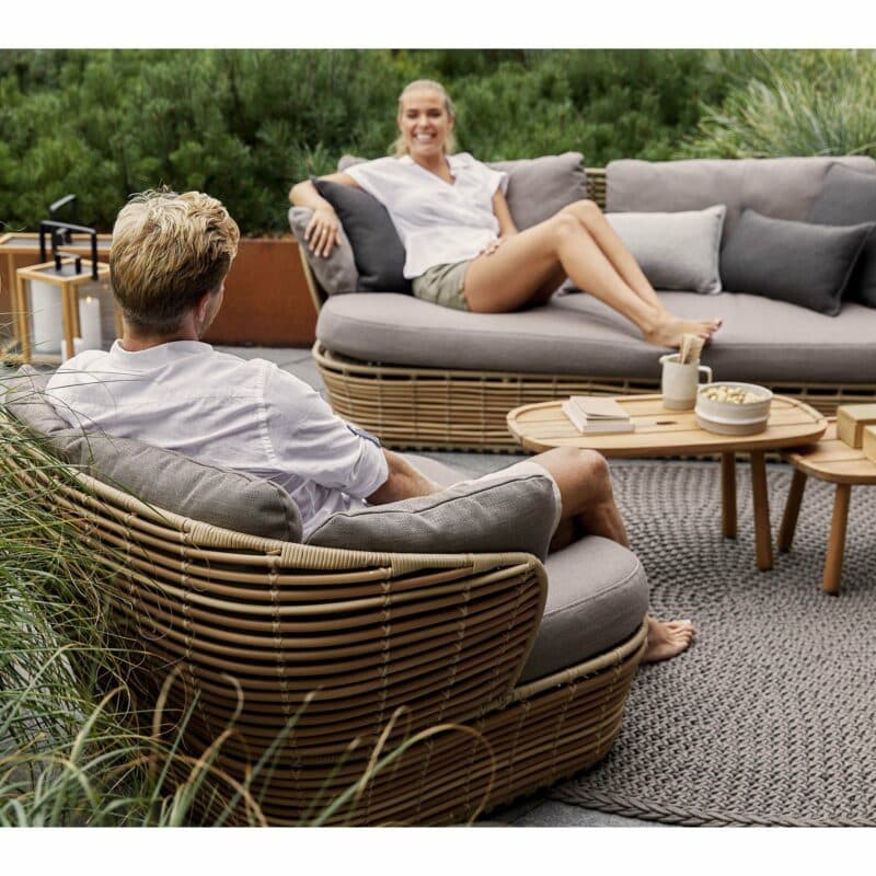 Cane-line "Basket" Loungeserie, Geflecht natural, AirTouch-Kissen taupe mit "Royal" Beistelltische