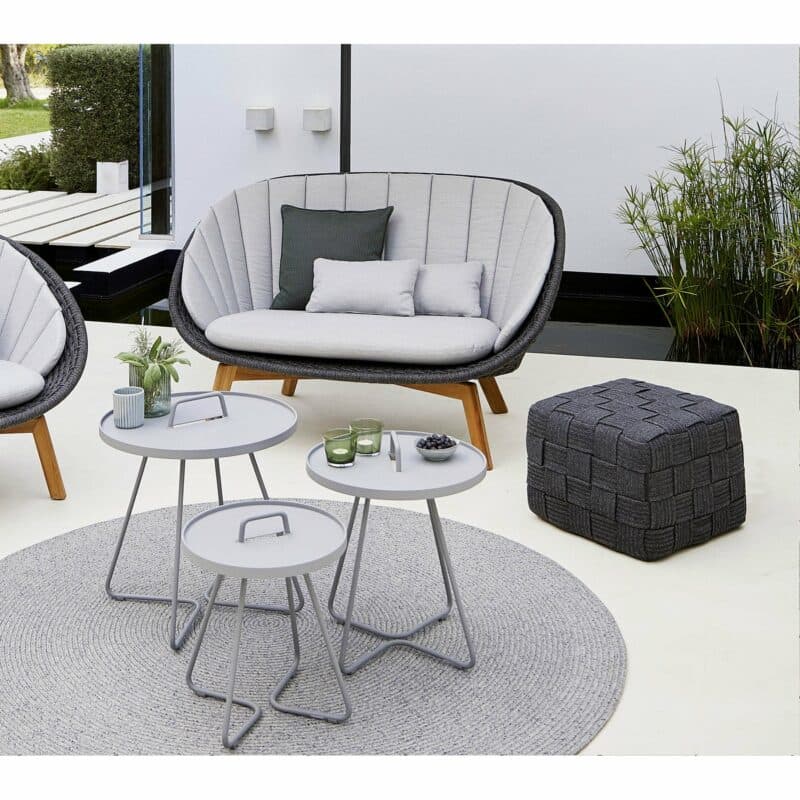 Cane-line "Cube" Hocker, Soft Rope dark grey mit "Peacock" Loungesofa und "On-the-move" Beistelltisch