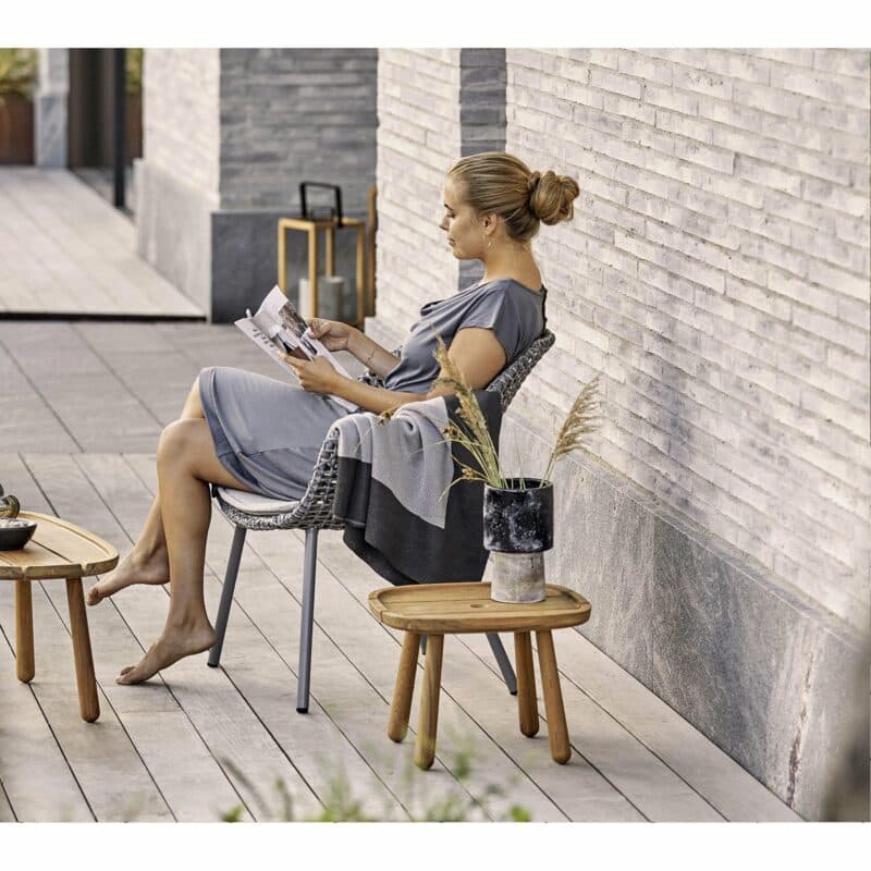 Cane-line "Vibe" Loungesessel mit "Royal" Beistelltisch, Teakholz