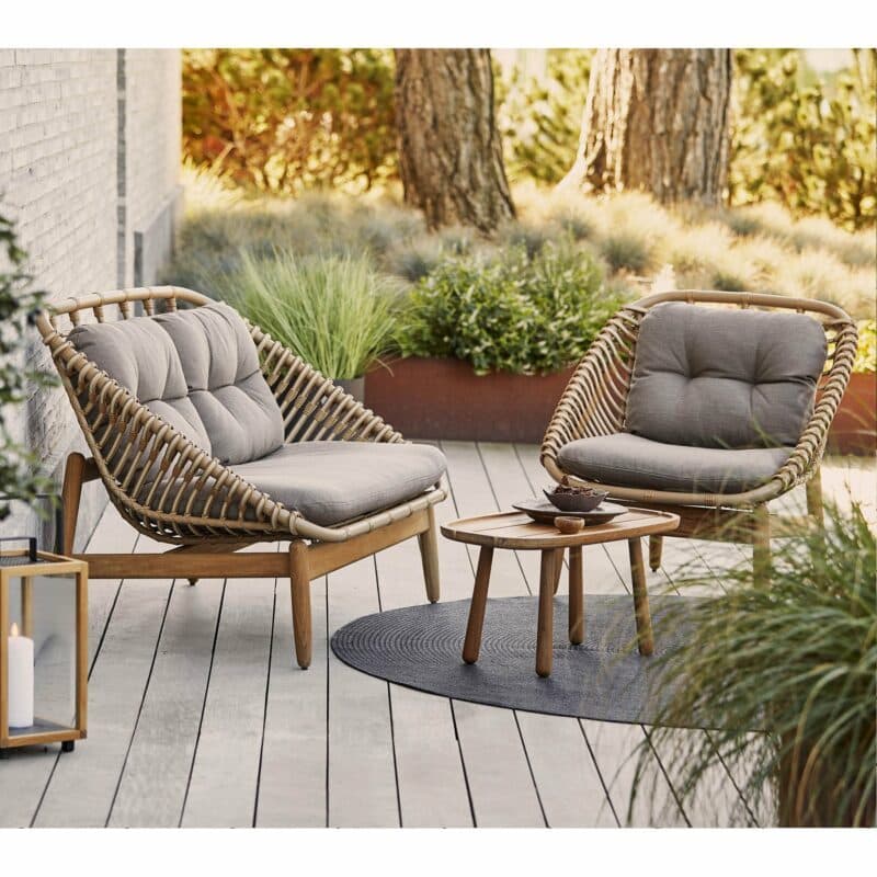 Cane-line "Strington" Loungesofa und -sessel, Geflecht natural, AirTouch-Kissen taupe mit "Royal" Beistelltisch