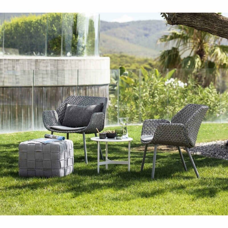 Cane-line "Vibe" Loungesessel, Geflecht light grey/grey/taupe mit "Twist" Loungetisch und "Cube" Hocker