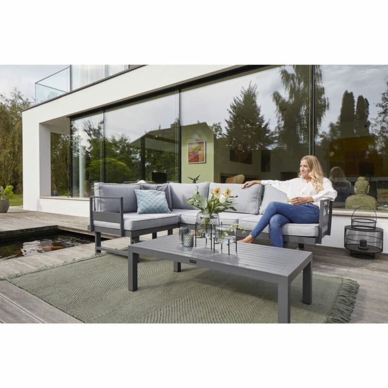 Home Islands "New Chalong" Loungeset mit Sofa inkl. extra Armlehne & Sessel als Ecklounge gestellt, Gestell Aluminium anthrazit, Polster hellgrau, Tisch Aluminium