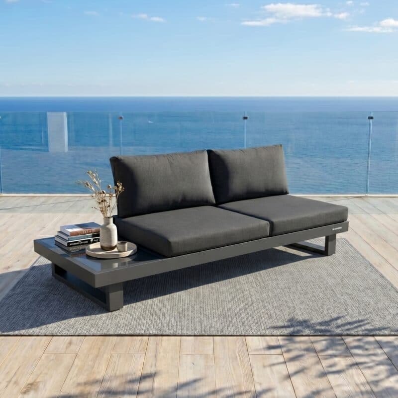 Jati&Kebon "Livio" 2-Sitzer Loungesofa, Alu Eisengrau, Kissen Natté Sooty (Bild KI-generiert)