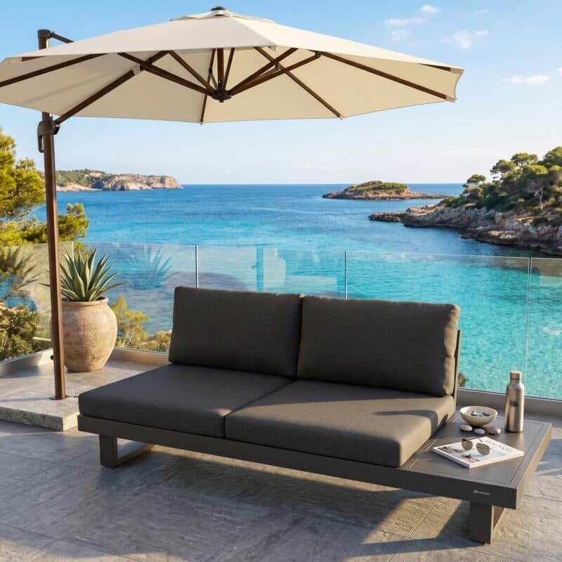 Jati&Kebon "Livio" 2-Sitzer Loungesofa, Alu Eisengrau, Kissen Natté Sooty (Bild KI-generiert)