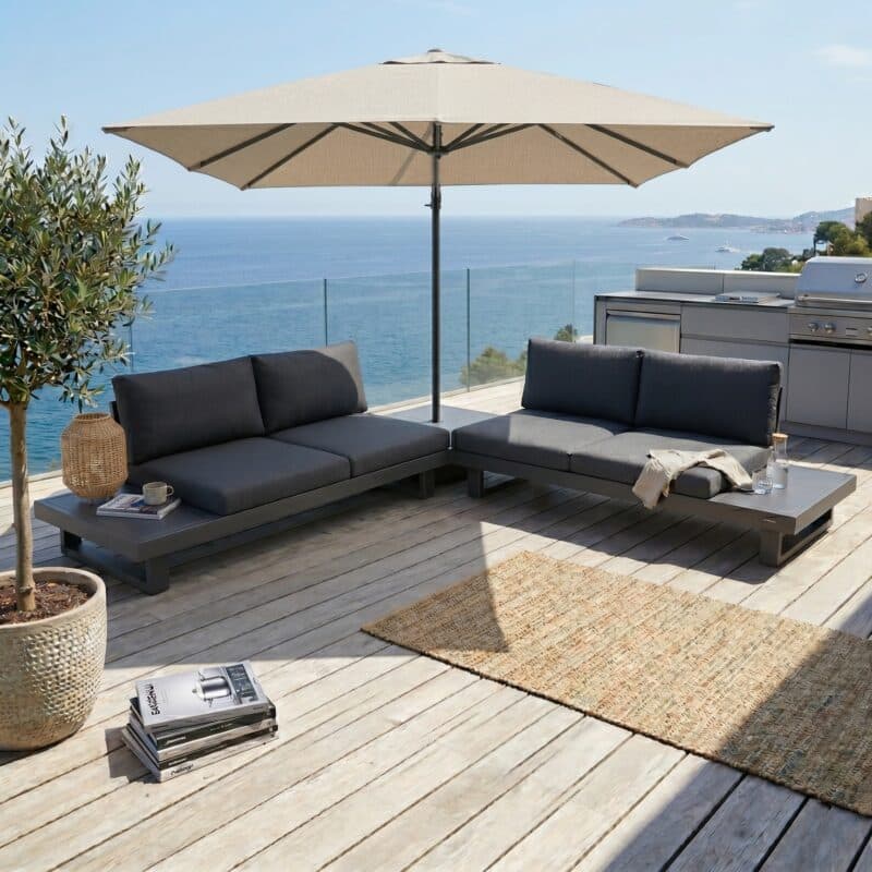 Jati&Kebon "Livio" 2-Sitzer Loungesofa, Alu Eisengrau, Kissen Natté Sooty (Bild KI-generiert)