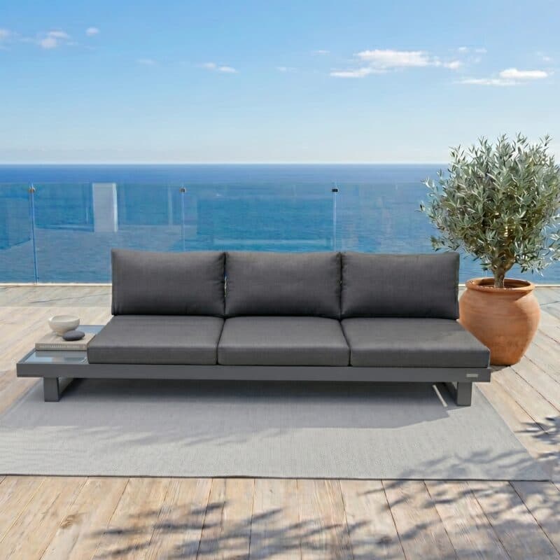 Jati&Kebon "Livio" 3-Sitzer Loungesofa, Alu Eisengrau, Kissen Natté Sooty (Bild KI-generiert)