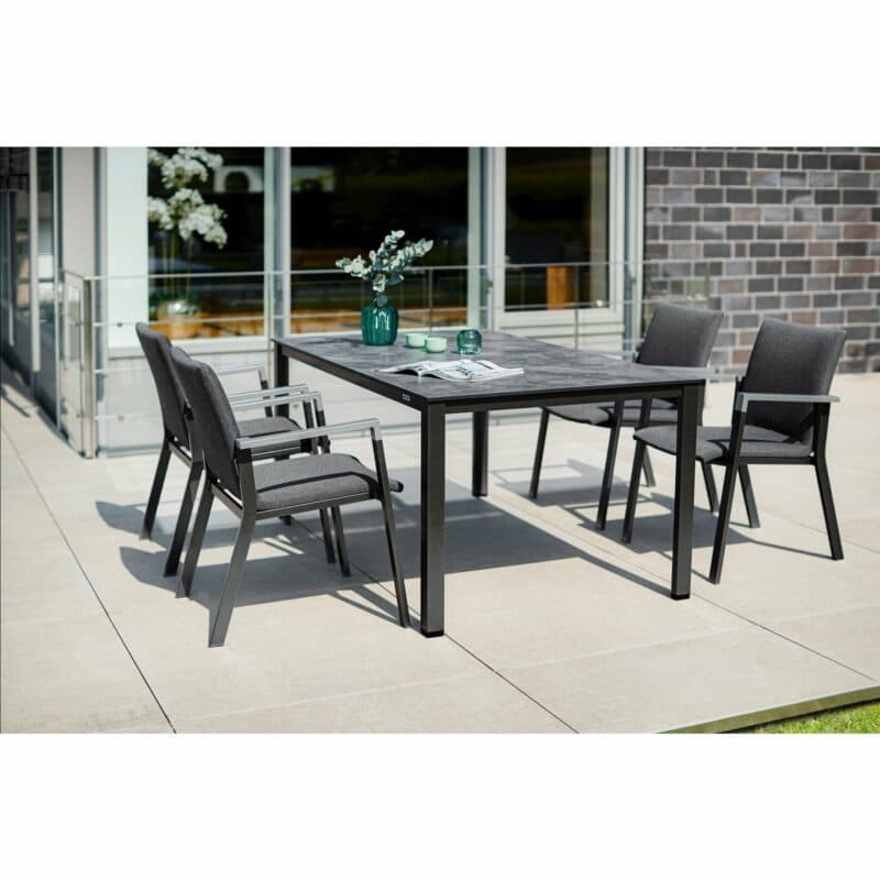 Kettler "Rasmus" Stapelsessel, Gestell Aluminium anthrazit, Polster Sunbrella® sooty, Armlehne graphit und Gartentisch "Cubic", Gestell Aluminium anthrazit mit HPL-Platte