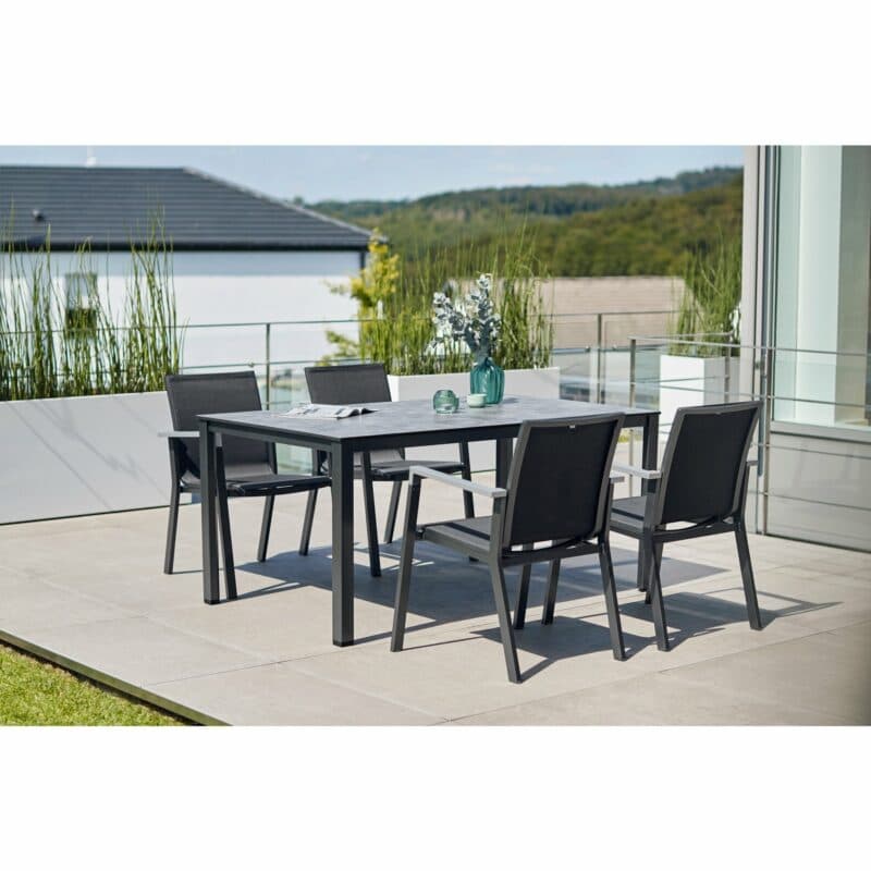 Kettler "Rasmus" Stapelsessel, Gestell Aluminium anthrazit, Sitz Textilgewebe charcoal, Armlehne graphit und Gartentisch "Cubic", Gestell Aluminium anthrazit mit HPL-Platte