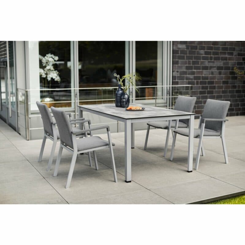 Kettler "Rasmus" Stapelsessel, Gestell Aluminium silber, Armlehne graphit, Polster Sunbrella® flanelle und Gartentisch "Cubic", Gestell Aluminium silber mit HPL-Platte