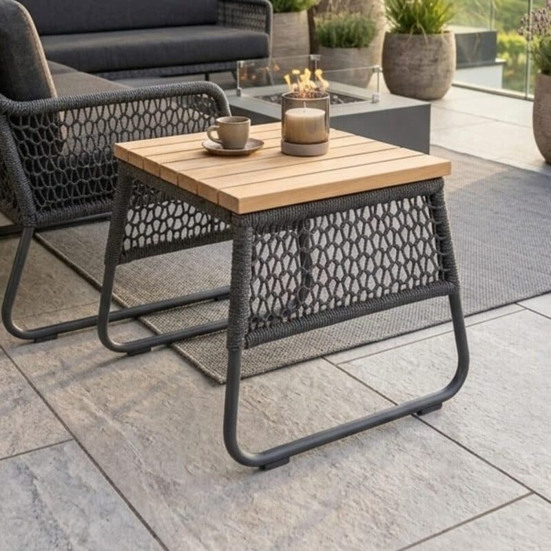 Sonnenpartner "Poison“ Beistelltisch, Gestell Aluminium grau, Geflecht Polyrope dunkelgrau, Tischplatte Teak (Bild KI-generiert)