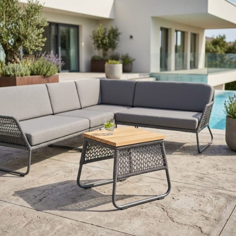 Sonnenpartner "Poison“ Beistelltisch, Gestell Aluminium grau, Geflecht Polyrope dunkelgrau, Tischplatte Teak (Bild KI-generiert)