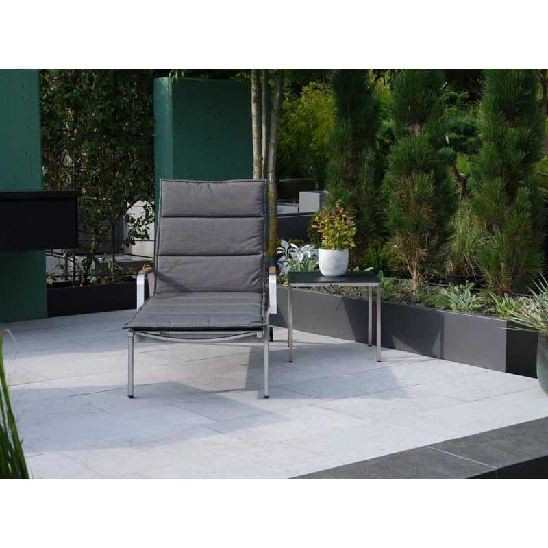 Jati&Kebon "Hydra" Sonnenliege, Gestell Edelstahl, Textilgewebe silber mit Teak-Armlehnen und Beistelltisch "Asti"