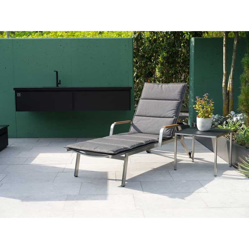 Jati&Kebon "Hydra" Sonnenliege, Gestell Edelstahl, Textilgewebe silber mit Teak-Armlehnen und Beistelltisch "Asti"