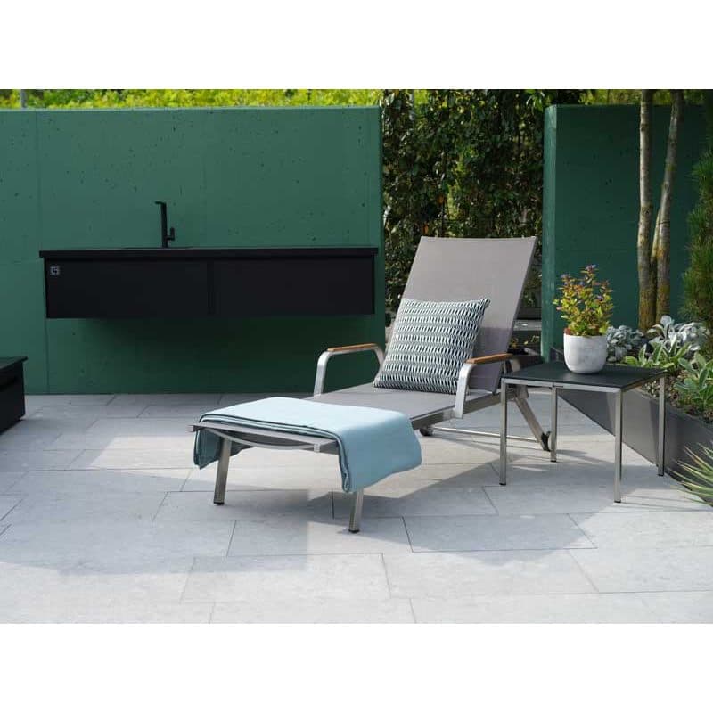 Jati&Kebon "Hydra" Sonnenliege, Gestell Edelstahl, Textilgewebe silber mit Teak-Armlehnen und Beistelltisch "Asti"