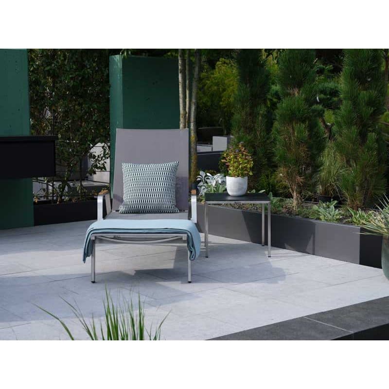 Jati&Kebon "Hydra" Sonnenliege, Gestell Edelstahl, Textilgewebe silber mit Teak-Armlehnen und Beistelltisch "Asti"