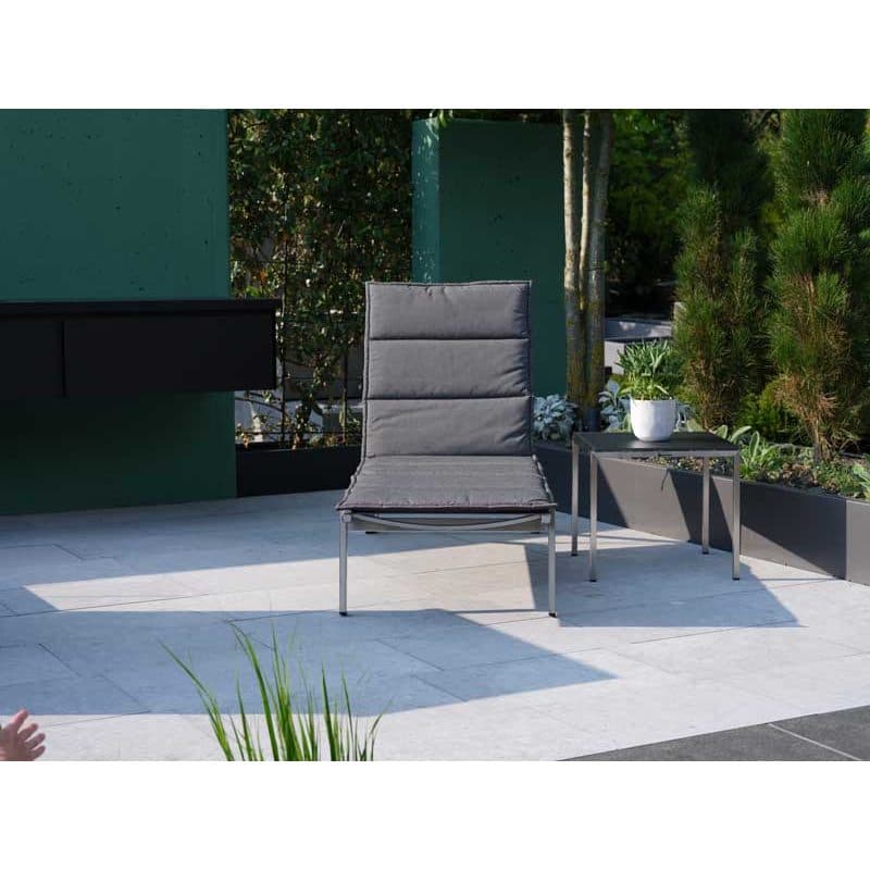 Jati&Kebon "Hydra" Sonnenliege, Gestell Edelstahl, Textilgewebe silber mit Auflage und Beistelltisch "Asti"