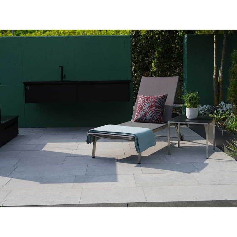 Jati&Kebon "Hydra" Sonnenliege, Gestell Edelstahl, Textilgewebe silber und Beistelltisch "Asti"