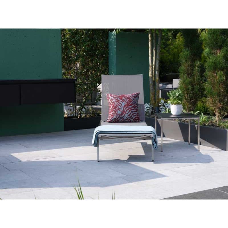 Jati&Kebon "Hydra" Sonnenliege, Gestell Edelstahl, Textilgewebe silber und Beistelltisch "Asti"