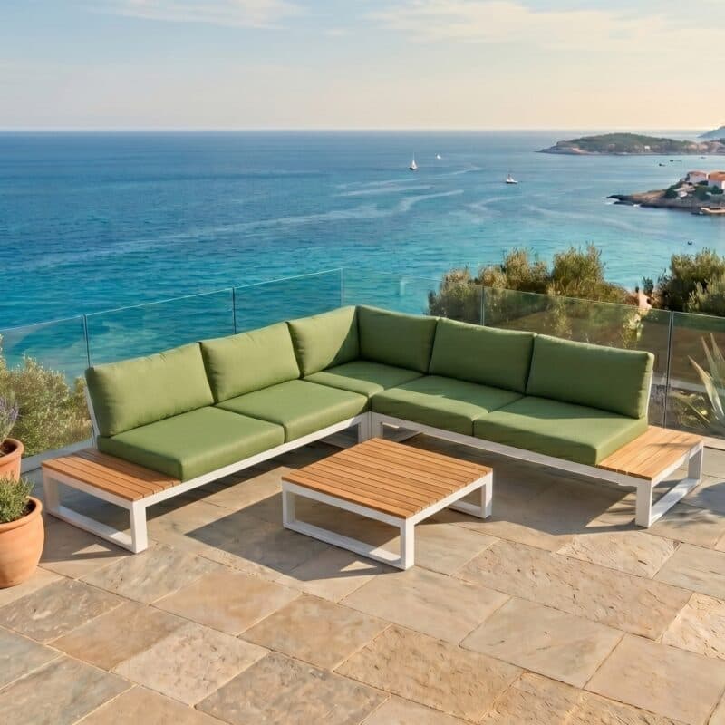 Jati&Kebon "Virginia" Ecklounge, Gestell Aluminium weiß mit Teak, Polster Sunbrella pistaziengrün (Bild KI-generiert)