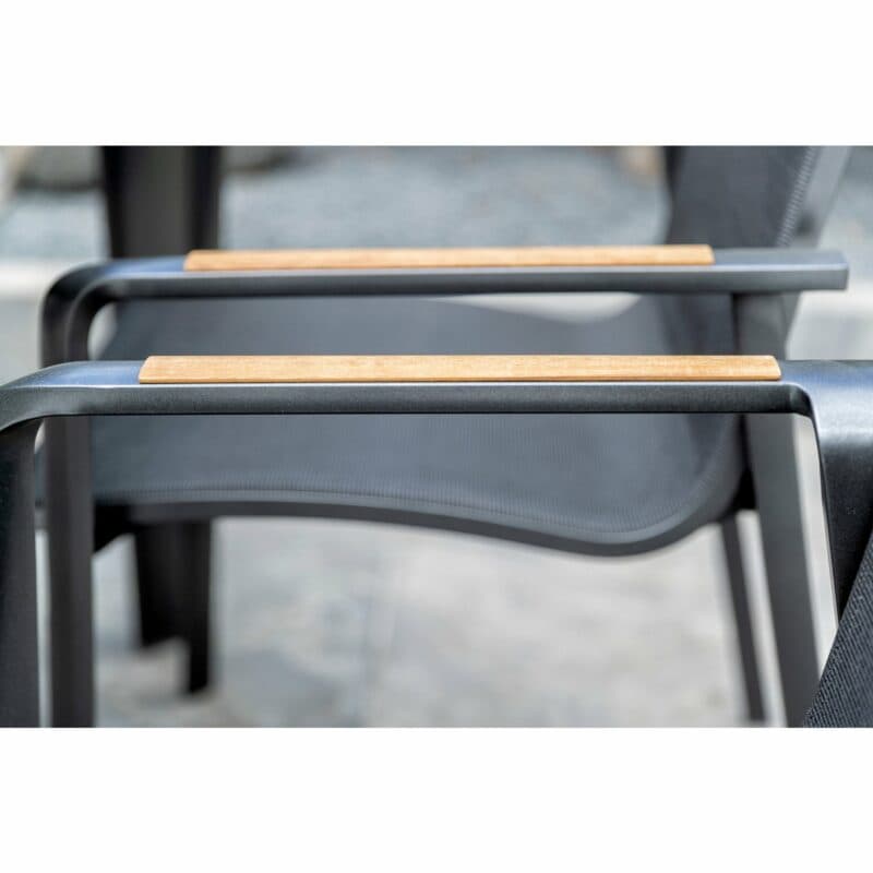 Kettler "Diamond" Stapelsessel, Gestell Aluminium anthrazit, Sitzfläche Textilen® charcoal, Armlehne Teak, Detail Armlehne
