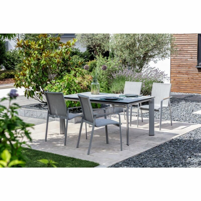 Kettler "Diamond" Stapelsessel, Gestell Aluminium Silber, Sitzfläche Textilene® Hellgrau, Armlehne Teak, Tisch "Diamond"