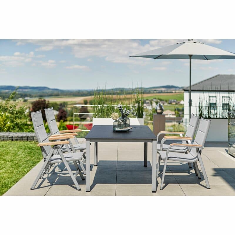 Kettler "Granada Padded" Multipositionssessel und Stapelsessel, Gestell Aluminium silber, Bezug Textilene® hellgrau, Armlehne Teak mit Gartentisch "Cubic", Tischgestell Aluminium silber mit Kettalux-Platte