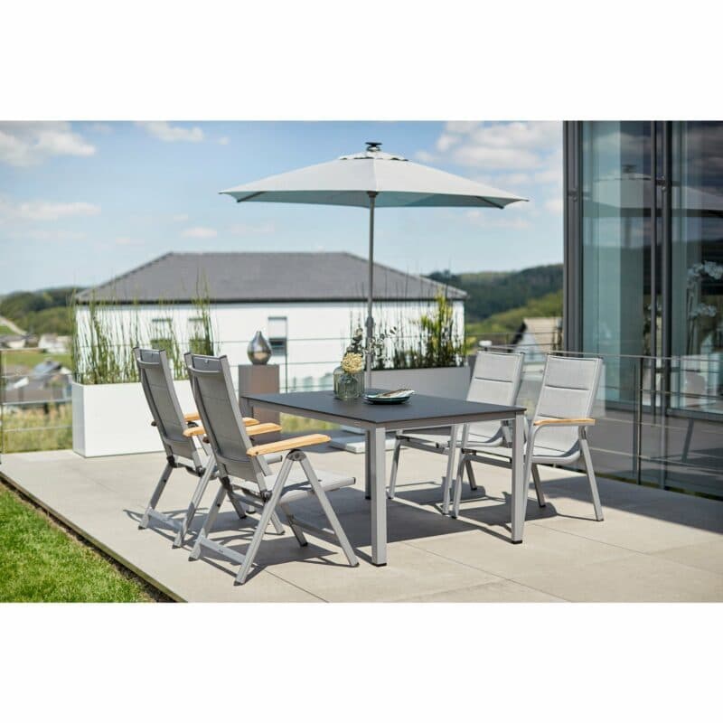 Kettler "Granada Padded" Multipositionssessel und Stapelsessel, Gestell Aluminium silber, Bezug Textilene® hellgrau, Armlehne Teak mit Gartentisch "Cubic", Tischgestell Aluminium silber mit Kettalux-Platte