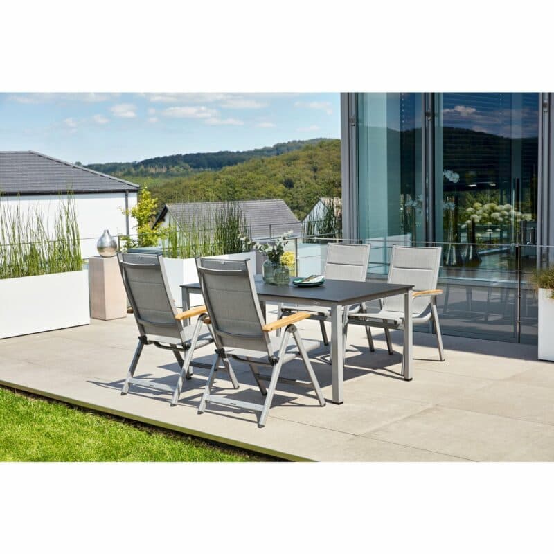 Kettler "Granada Padded" Multipositionssessel und Stapelsessel, Gestell Aluminium silber, Bezug Textilene® hellgrau, Armlehne Teak mit Gartentisch "Cubic", Tischgestell Aluminium silber mit Kettalux-Platte