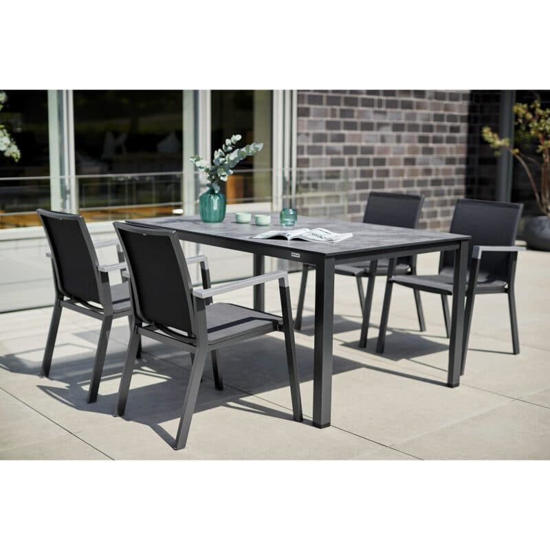 Kettler "Rasmus" Stapelsessel, Gestell Aluminium anthrazit, Sitz Textilgewebe charcoal, Armlehne graphit und Gartentisch "Cubic", Gestell Aluminium anthrazit mit HPL-Platte
