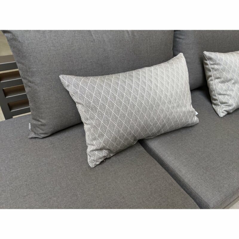 Stern "New Holly" Lounge im Best-of Set, Aluminium anthrazit, Textilen karbon, Bezug Outdoorstoff schiefergrau, Detail Dekokissen