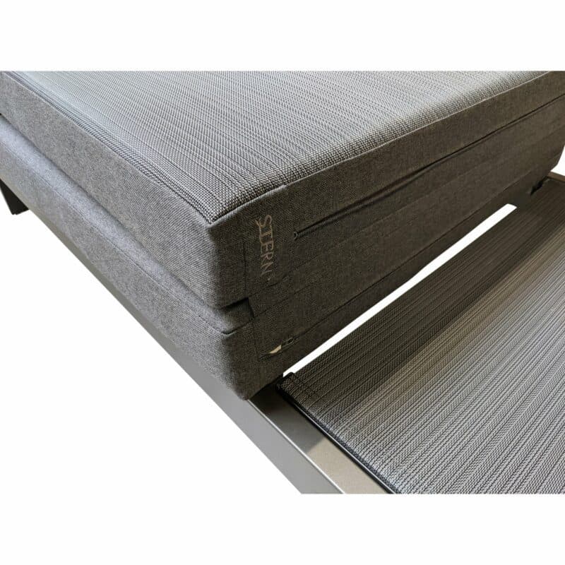 Stern "New Holly" Lounge im Best-of Set, Aluminium anthrazit, Textilen karbon, Bezug Outdoorstoff schiefergrau, Detail Kissen