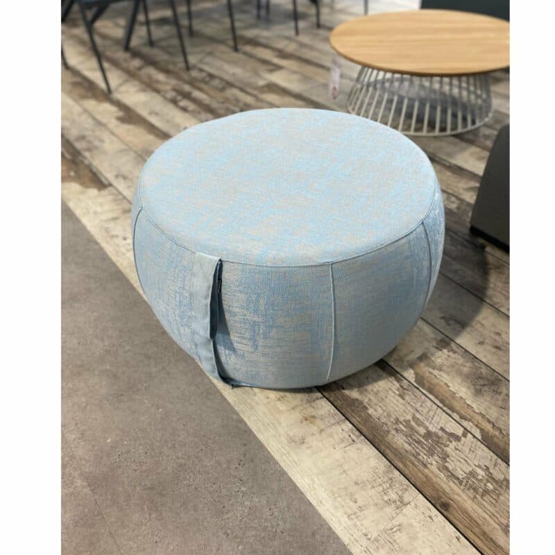 Stern "Pouf", Sitzhocker aus Outdoorstoff hellblau/seidengrau meliert, Ø 70/79 cm - Ausstellung Stockach