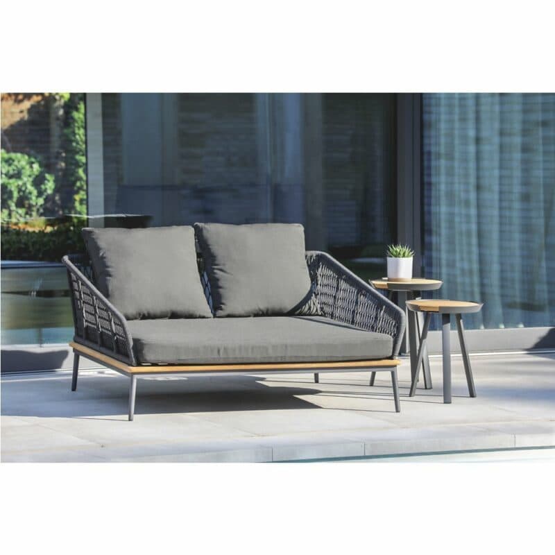 Niehoff "Freeport" Loungesofa mit "Salvo" Beistelltisch, Gestell Alu anthrazit, Platte Teak, Höhe 50/57 cm