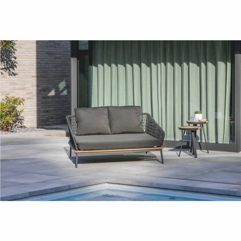 Niehoff "Freeport" Loungesofa mit "Salvo" Beistelltisch, Gestell Alu anthrazit, Platte Teak, Höhe 50/57 cm