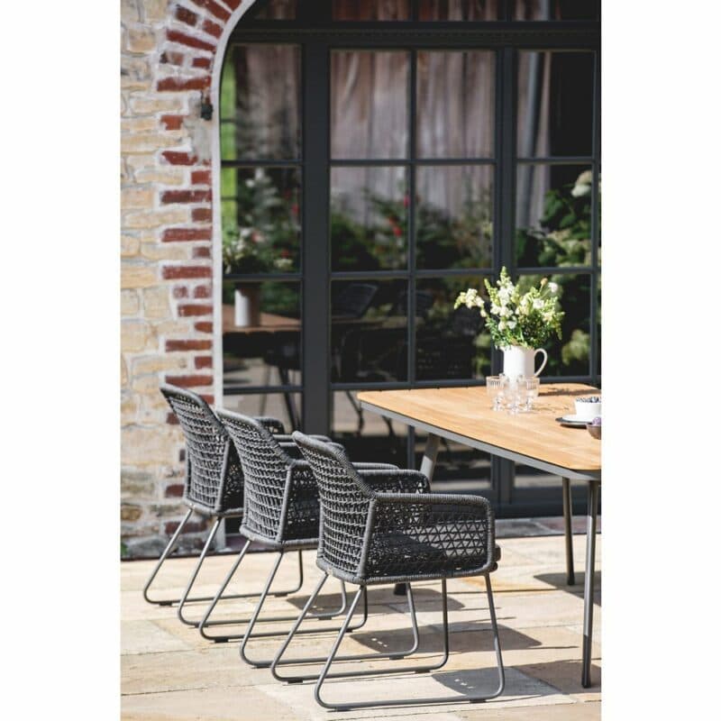 Niehoff "Kubu" Gartentisch 220x95 cm und Gartenstuhl, Gestell Aluminium anthrazit, abgerundete Tischplatte mit Teak-Leisten