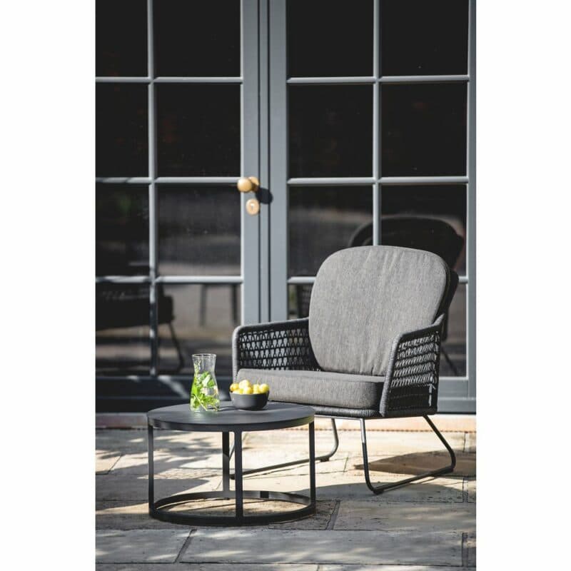 Niehoff "Kubu" Loungesessel, Gestell Aluminium anthrazit, Kordelflechtung grau, mit Sitz- und Rückenkissen Southend anthrazit mit Loungetisch "Serra"