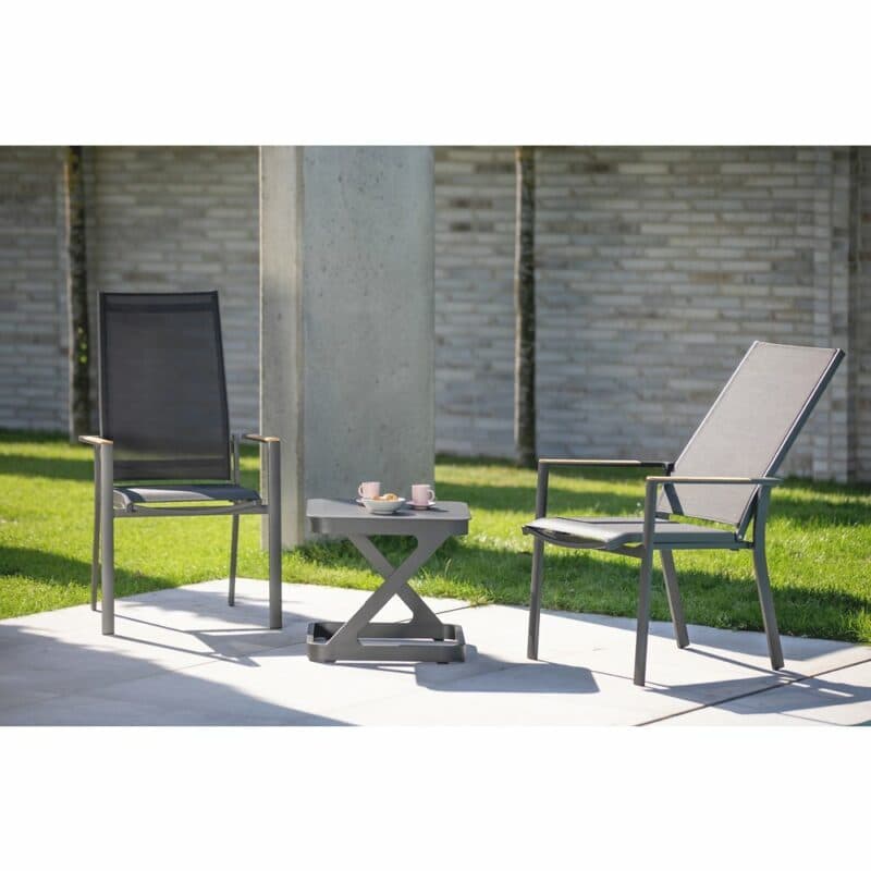 Niehoff "Palos Flex" Hochlehner mit 4-stufig verstellbarer Rückenlehne, Alu-Gestell anthrazit, Textilen schwarz, Teakarmlehnen und Beistelltisch "Quattro"